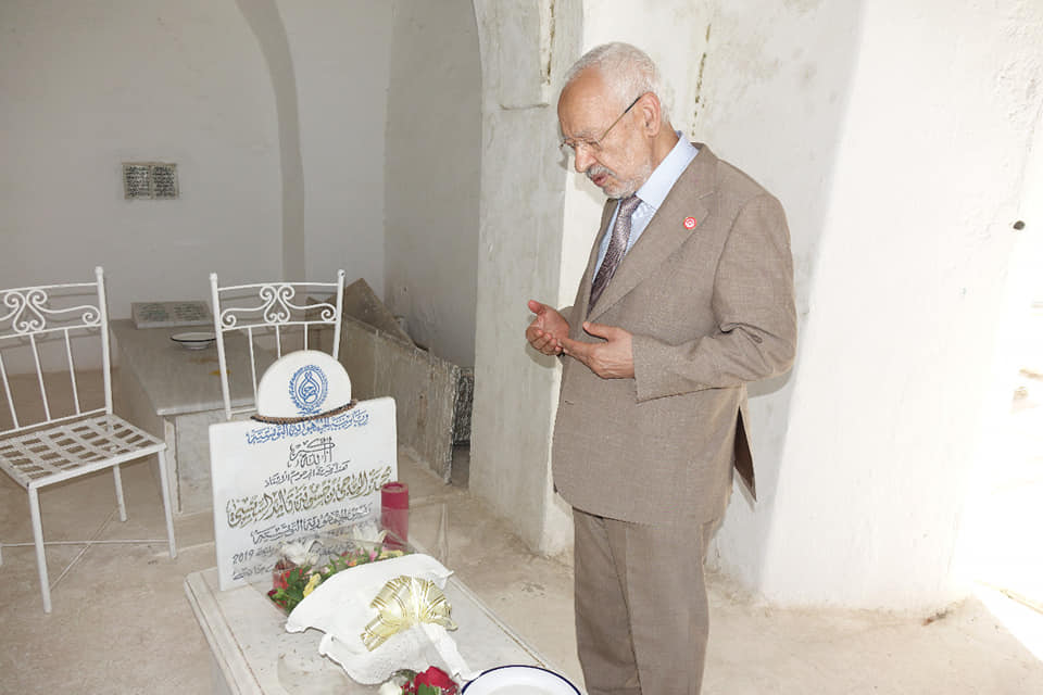يوم الاستفتاء الغنوشي يزور قبر الباجي ويستذكر مآثر المرحوم ودوره في إنجاح الثورة