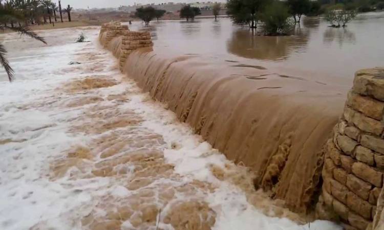 نشرة خاصة: أمطار غزيرة.. تشكّل السيول وارتفاع منسوب المياه