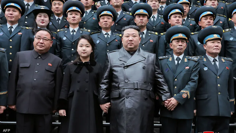 “كيم جونغ أون يحتفل بنجاح كوريا الشمالية في مجال الفضاء بإطلاق قمر صناعي للاستطلاع”